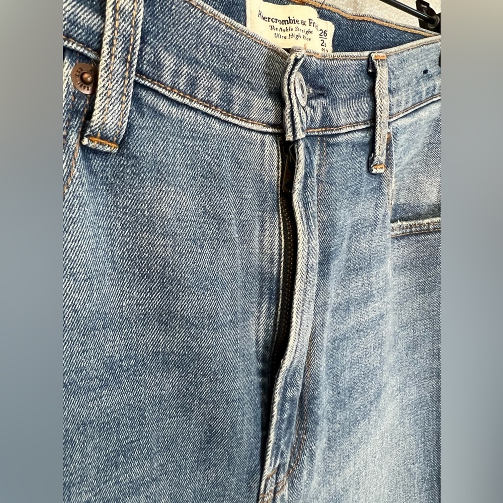 Abercrombie Curve Love Ultra High Rise Ankle Straight Jean Size 2L - Picture 5 of 11